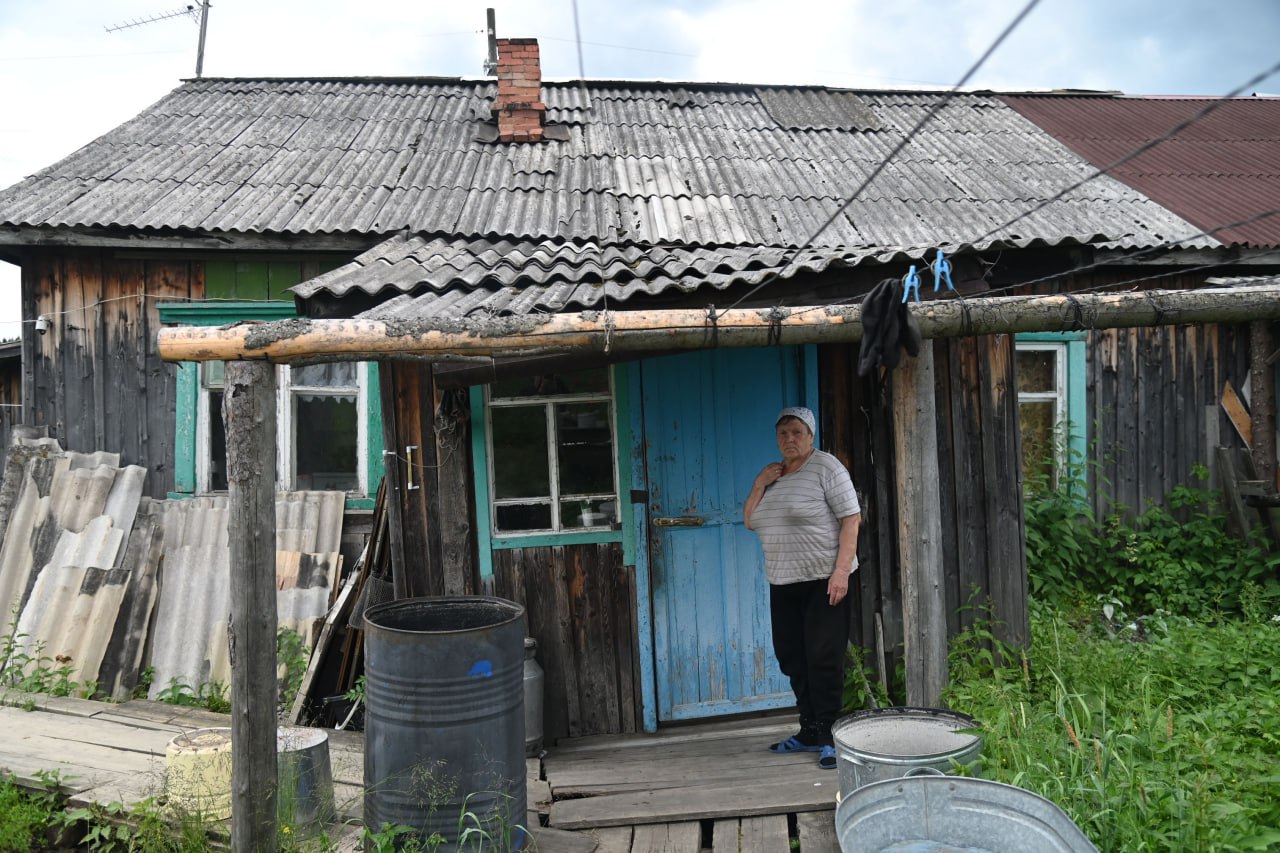 В Якутске продолжается снос расселенных аварийных домов В Якутии продолжаются работы по сносу многоквартирных домов признанных аварийными и расселенными Сегодня ведется демонтаж домов по адресам ул Новокарьерная 27 2 и ул Маяковского 87 это два из пяти домов включенных в заключительный контракт текущего года В этом году в регионе запланировано снести всего 25 аварийных зданий К настоящему моменту работы уже завершены на 20 объектах Оставшиеся три дома ожидается снести до середины декабря 2025 года что позволит улучшить жилищные условия и безопасность жителей Данные меры являются частью государственной программы по обновлению жилого фонда в Якутии направленной на ликвидацию аварийного жилья и повышение качества городской среды