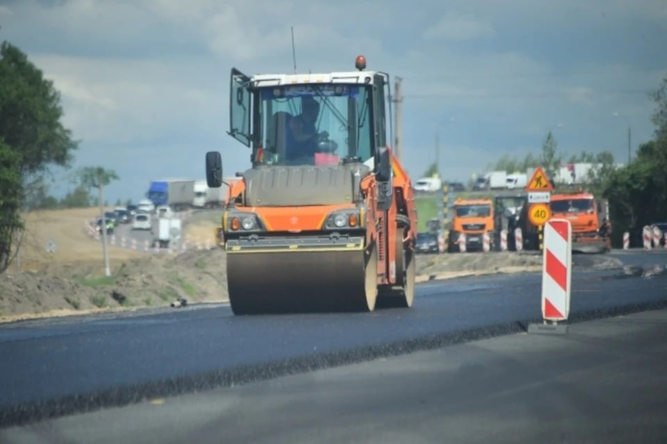 В Лутугино начнут производить евроасфальт    В ЛНР предприятия продолжают развивать производство благодаря региональному Фонду развития промышленности.  Компания, добывающая щебень в Лутугинском округе, решила заняться новым видом деятельности. Получив заем в 100 миллионов рублей она купит новое оборудование. Вскоре компания начнет производство евроасфальта. Новое оборудование будет доставлено уже в первом полугодии.  - С 2023 года в отечественном дорожном строительстве начался переход к производству и использованию «Евроасфальта», так как он считается одним из самых инновационных методов в мире, - рассказал глава Минпромторга ЛНР Владислав Варшавский.