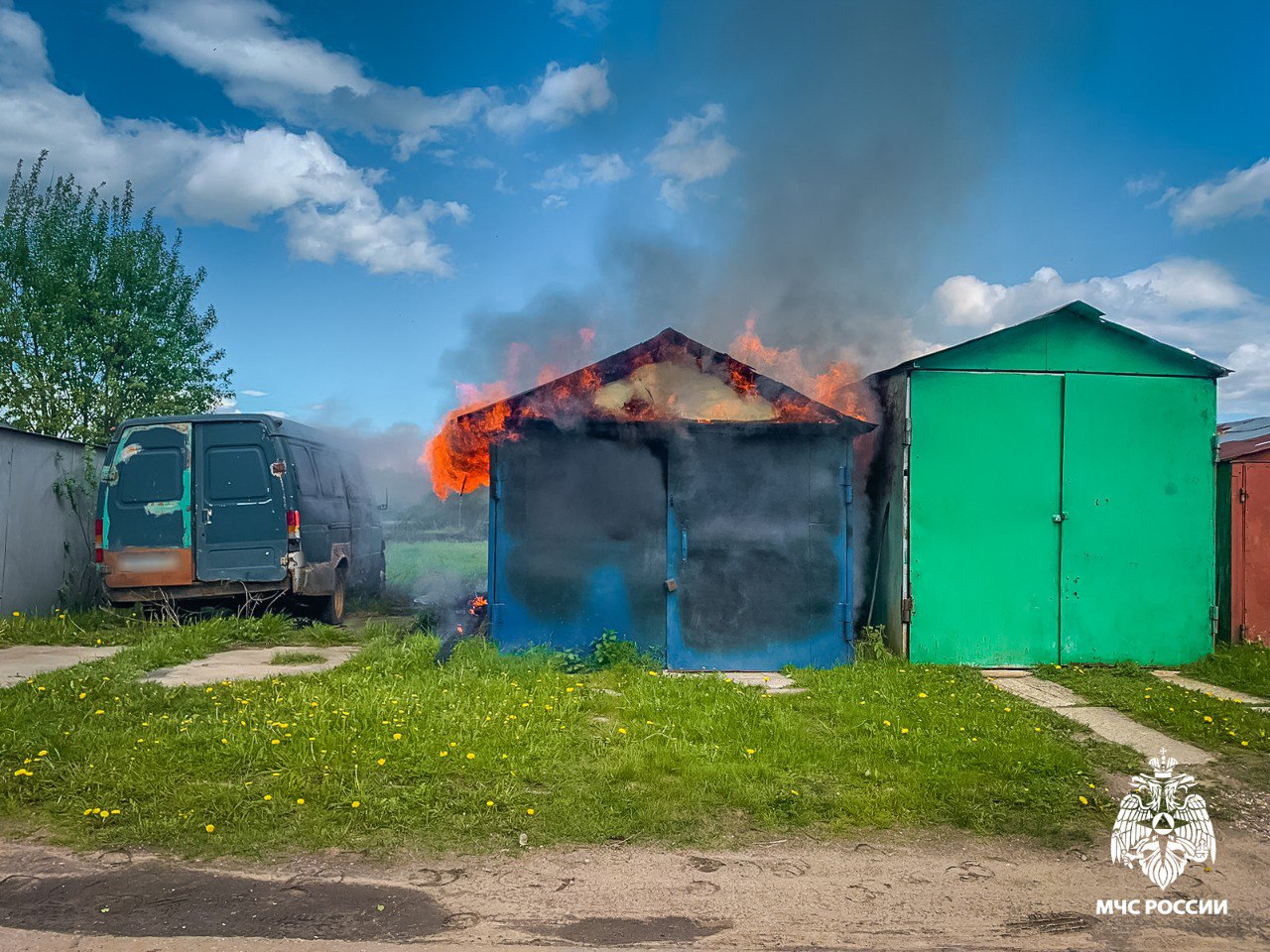 Ущерб мог быть серьезнее, если бы не огнеборцы В 5 микрорайоне город Сафоново загорелся гараж. Пожарных вызвали очевидцы, когда из-под крыши строения уже вырывались языки пламени. Сотрудники МЧС России приехали быстро, и не позволили огню охватить соседние гаражи, в которых находились машины. По счастливой случайности, в горящем строении складировались только ненужные вещи. Пожар на площади 20 квадратах ликвидировали 5 специалистов и 2 единицы техники МЧС России. В результате строение выгорело полностью, из-за воздействия высокой температуры у припаркованного рядом отечественного грузовика повреждено лакокрасочное покрытие и заднее колесо, в смежном гараже частично повреждена отделка, а также у находившегося внутри автомобиля оплавлены пластиковые элементы кузова. Стала причиной чья-то неосторожность или целенаправленные умышленные действия устанавливают специалисты. По факту пожара проводится проверка. МЧС России напоминает: следи за порядком в гараже; гараж не место для хранения ненужных вещей если вещь стала неактуальна, место ей на помойке, а не в гараже или на балконе . #МЧСРоссии #пожар