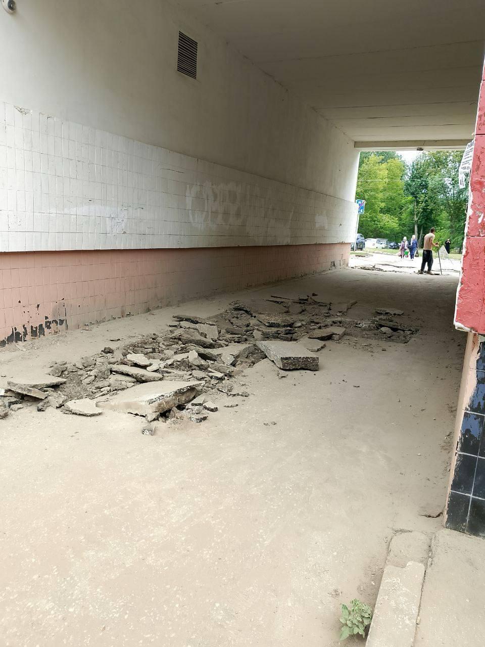 Жители домов на улице Парижской Коммуны, 28 и 30 обратились к депутату Красноглинского района Самары Эдуарду Галстяну по вопросу ремонта дворовых проездов.  Во дворе и во въезде через арку образовались огромные ямы, из-за которых уже пострадали подвески многих машин, пожаловались водители.  После обращения депутат проверил состояние дороги, и ему удалось организовать ремонтные работы. Уже начался ямочный ремонт.