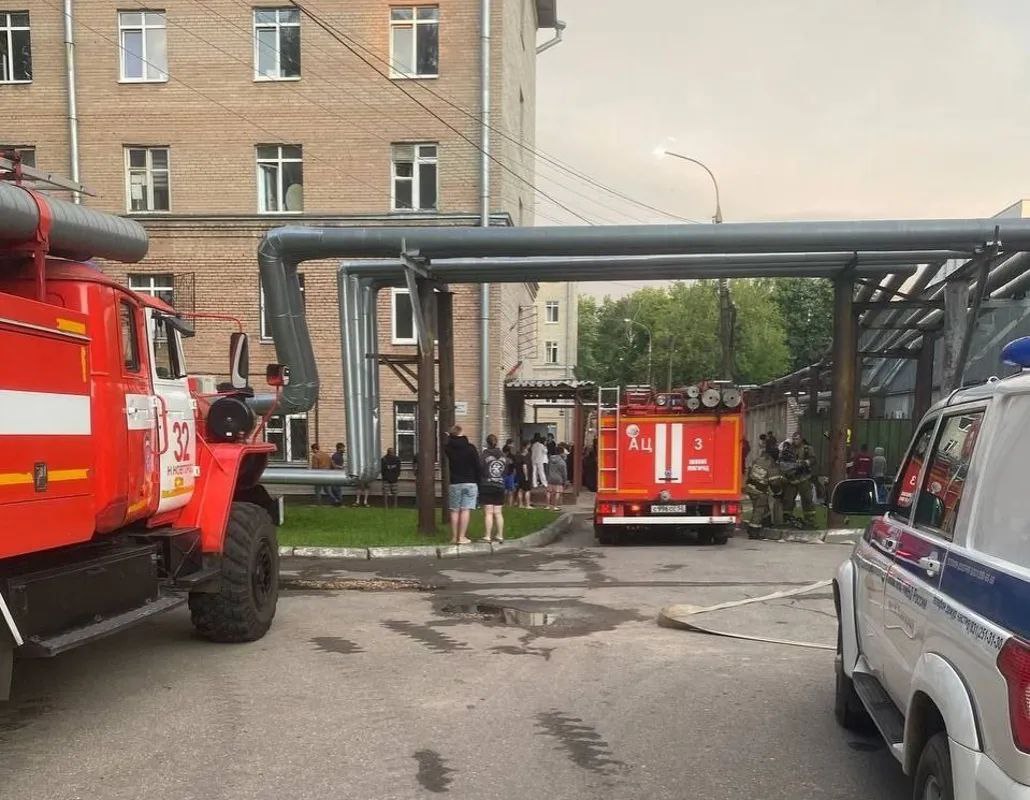 Ректор ННГУ Олег Трофимов поручил провести внеплановую проверку электрооборудования на территории университета. «От подобных происшествий не застрахован никто, но в наших силах свести их вероятность к минимуму», – заявил ректор, комментируя возгорание в одном из общежитий вуза. Также Олег Трофимов поблагодарил спасателей МЧС и студентов за слаженные действия по эвакуации и ликвидации задымления.