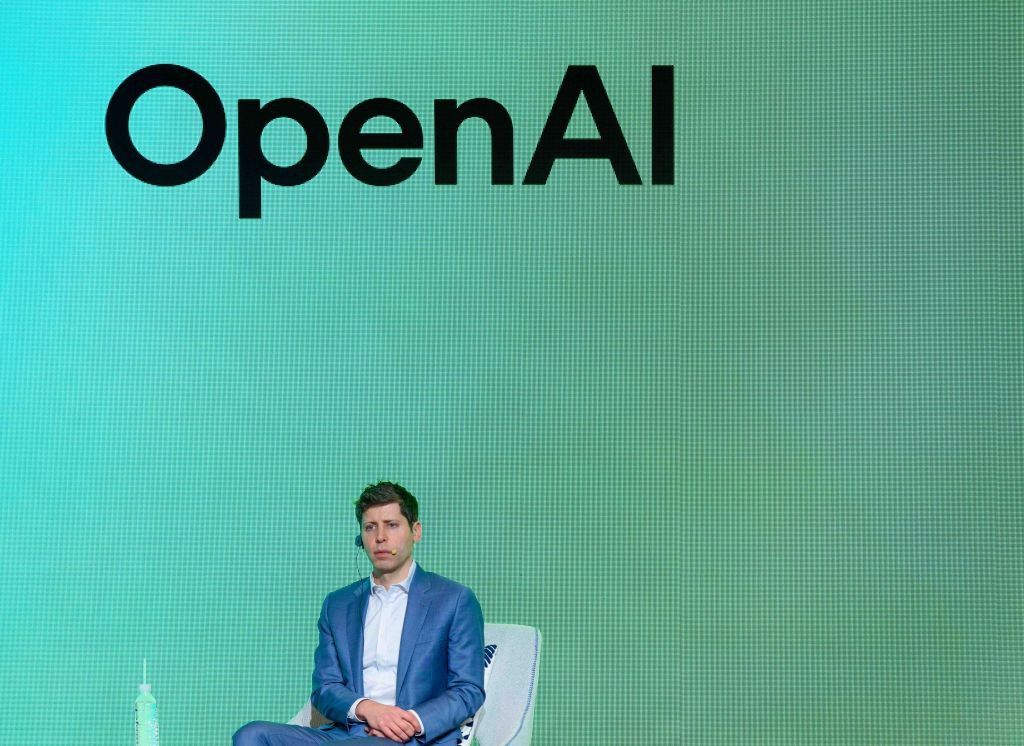 OpenAI объявила о завершении рекапитализации закрепив переход к фор прибыльной структуре Этот шаг открывает компании доступ к более гибкому привлечению инвестиций расширяет возможности мотивации сотрудников и ускоряет масштабирование вычислительной инфраструктуры и исследований Одновременно меняются контуры корпоративного управления и ожидания рынка от прозрачности и контроля рисков до темпов коммерциализации новых моделей Инвесторы и конкуренты внимательно следят за последствиями кадровые решения партнерства и влияние на гонку в ИИ Что это значит для пользователей и индустрии главные выводы и возможные сценарии Источник SeveraAIClub