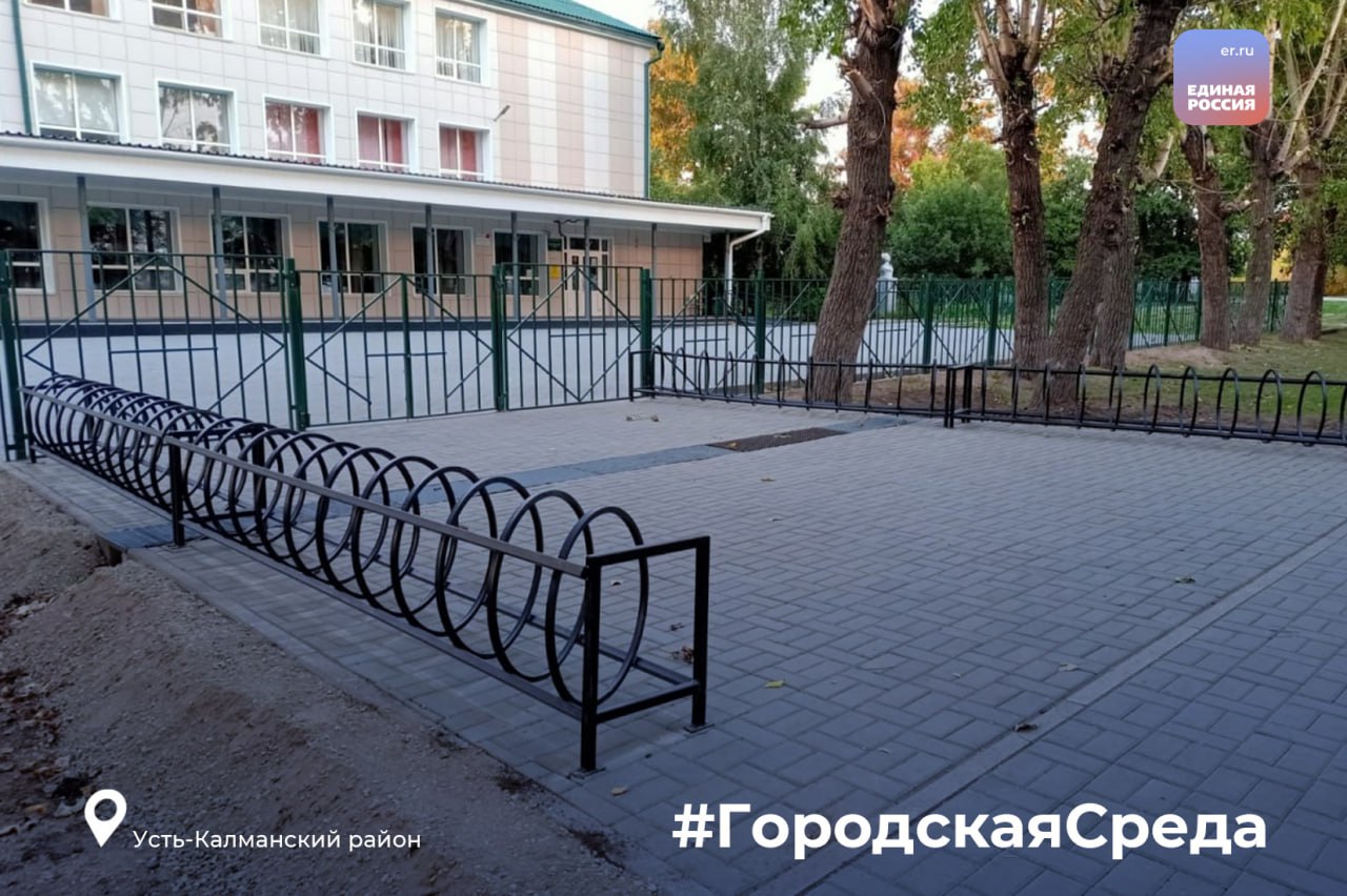 Обустройство центральной аллеи продолжается в Усть-Калманке Об этом сообщают местные единороссы. Они контролируют ход работ в рамках реализации партийного проекта «Городская среда». Подрядная организация сняла старый асфальт, вместо него появляется брусчатка. Вдоль пешеходной дорожки будут стоять скамьи, урны, декоративные вазы под цветы и уличные светильники. Первая часть проекта была реализована в 2023 году - аллею благоустроили от средней школы до переулка Совхозного. В этом году работы продолжатся до стадиона.
