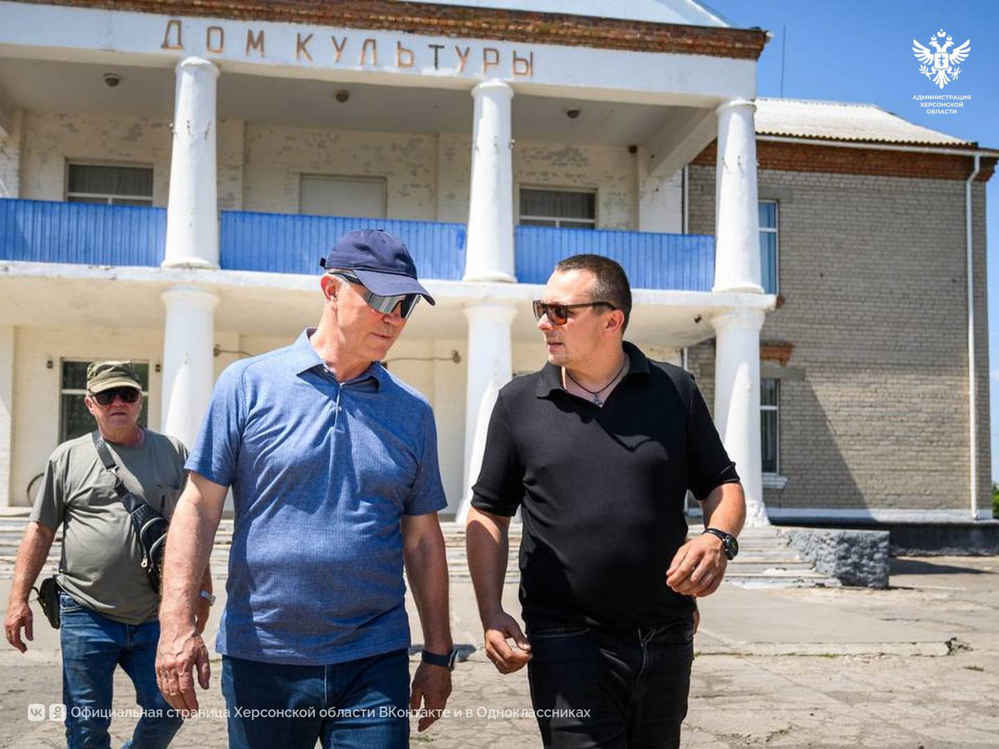 В Рубановке Великолепетихского округа Владимир Сальдо оценил состояние соцобъектов Губернатор Херсонской области Владимир Сальдо осмотрел ключевые объекты прифронтового села Рубановка — библиотеку, Дом культуры и школу. Все учреждения нуждаются в дополнительном внимании и ресурсах, отметил глава региона. «Осмотрел местную библиотеку — уютная, с душой, но финансирование нужно усиливать. ДК тоже требует внимания. Школа — отдельная история: срочно нужно менять пол на первом этаже, крышу и отопление», — заметил губернатор. Украинская символика на территории будет полностью демонтирована. Главе теруправления губернатор поручил заменить «Горынычей» на «Русский мир». Также Владимир Сальдо отметил, что подъезд к Рубановке находится в хорошем состоянии, но участок до Великой Лепетихи требует капитального ремонта. «Дорога до Рубановки в порядке, а вот участок до Великой Лепетихи — разбит. Сделаем все, чтобы привести его в норму», — заключил губернатор. Сайт ВК ОК #Администрация_Херсонская_область