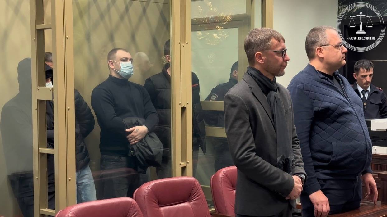 Жители Краснодарского края осуждены за совершение диверсий Краснодарским краевым судом оглашен приговор в отношении Шипулина Семена Айрапетяна Армана Евсеева Даниила и Яглова Максима признанных виновными в совершении преступлений предусмотренных ч 2 ст 281 УК РФ Установлено что в декабре 2022 года Шипулину поступило предложение о заработке путем совершения поджогов объектов транспортной инфраструктуры Понимая что один не справится он рассказал о возможности остальным подсудимым которые согласились на предложенные условия Так 9 декабря 2022 года подсудимые заранее подготовившись совершили поджог релейноного шкафа недалеко от ЖД станции Лорис получив за это денежное вознаграждение в размере 20 000 рублей 13 декабря 2022 года подсудимые на железнодорожной станции Краснодар Сортировочная в г Краснодаре совершили поджог кабины машиниста локомотива за что получили денежное вознаграждение в размере 100 000 рублей Преступная деятельность мужчин была выявлена и пресечена сотрудниками УФСБ России по Краснодарскому краю   Судом в зависимости от степени и роли каждого из подсудимых в совершении групповых преступлений виновным назначены наказания  Шипулину в виде лишения свободы на срок 15 лет первые 3 года лишения свободы в тюрьме оставшуюся часть в исправительной колонии строгого режима  Айрапетяну 15 лет первые 3 года лишения свободы в тюрьме оставшуюся часть в исправительной колонии строгого режима  Евсееву 15 лет первые 3 года лишения свободы в тюрьме оставшуюся часть в исправительной колонии строгого режима  Яглову 13 лет первые 2 года лишения свободы в тюрьме оставшуюся часть в исправительной колонии строгого режима Приговор в законную силу не вступил Видео   vk ru wall 217495875 1187