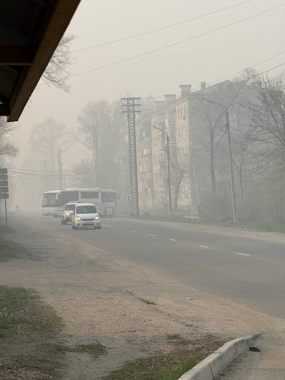 Жители Свободного жалуются на запах гари За пределами города бушуют лесные пожары — в воздухе плотный дым, дышать тяжело. Жители сообщают о стойком запахе гари, сообщает . Со среды в Свободном ждут дожди, они могут помочь с огнем. Тем временем, специалисты Управления и Центра гигиены и эпидемиологии продолжают исследование атмосферного воздуха в г. Свободном и г. Благовещенске. На 12 мая превышение максимально допустимых концентраций вредных веществ не обнаружено. Мониторинг за качеством атмосферного воздуха продолжается. Реклама