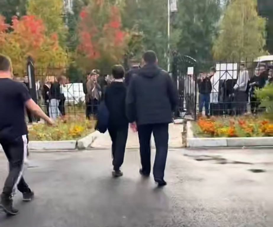 В Мегионе задержали лжеминера который рассылал ложные сообщения в школы Им оказался 17 летний студент парня задержали во время занятий в Мегионском политехе По данным полиции он создал тг канал с угрозами о терактах по указу кураторов Возбуждено уголовное дело Ранее в соцсетях распространялись угрозы совершения терактов в школах Про атаки сообщила Екатерина Мизулина в своём тг канале объяснив это происками киевского режима Та самая тюменская матрёшка