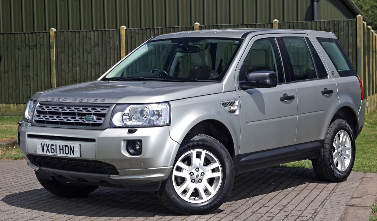 Land Rover возродит Freelander благодаря Chery Land Rover перезапускает Freelander в статусе отдельного бренда. Новые модели будут разрабатываться в партнёрстве с китайской Chery, а в основе окажется платформа T1X, на которой построены Tiggo 7 и 8. Freelander станет серией гибридов и электрокаров, ориентированных на китайский рынок. Первая модель поступит на конвейер в Китае до конца 2025 года. Разработкой займутся специалисты Chery, тогда как JLR получит лицензионные отчисления и долю от прибыли совместного предприятия Chery Jaguar Land Rover CJLR .