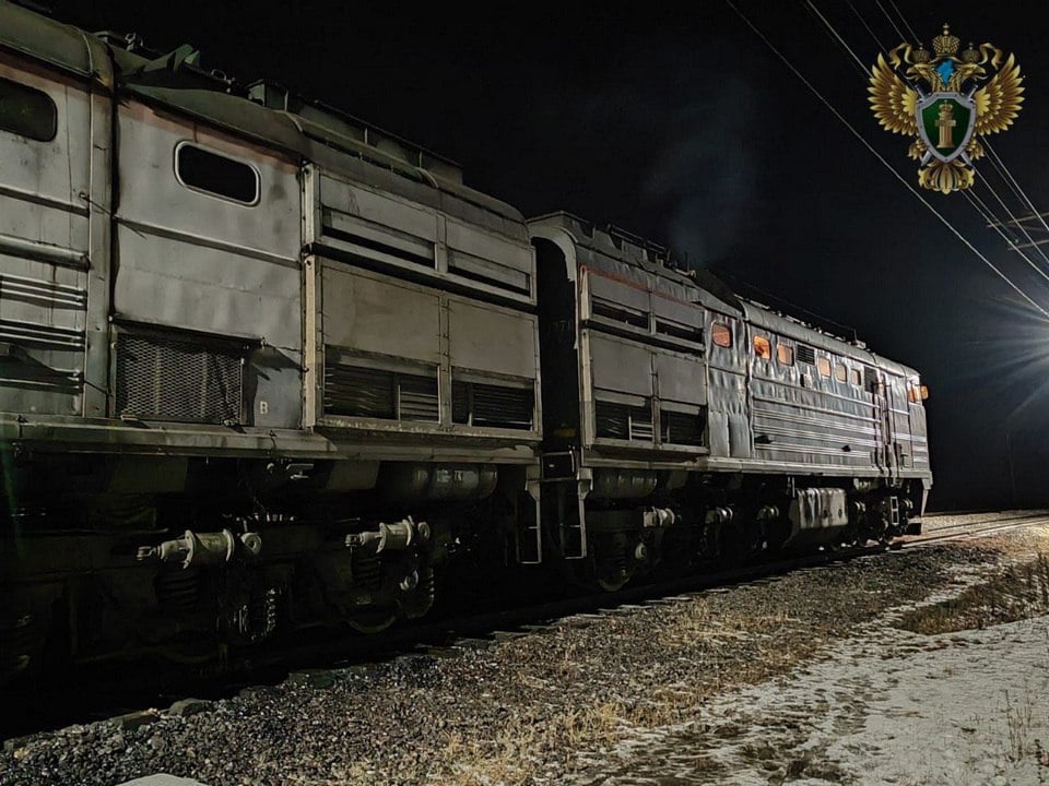 ⏺  Грузовой поезд с углём горел в Хабаровском крае  Грузовой поезд с углём горел в Солнечном районе, локомотив загорелся во время движения.  Пожар начался вечером 11 ноября на перегоне Мони-Болен около 18 часов. Для того, чтобы потушить горящий локомотив, приехал пожарный поезд.   Тушение завершилось около 21 часа, локомотив изнутри выгорел почти полностью. После тушения пожара движение поездов возобновилось. Пострадавших нет.  Комсомольская-на-Амуре транспортная прокуратура проводит проверку соблюдения законодательства о безопасности движения и эксплуатации железнодорожного транспорта и пожарной безопасности.