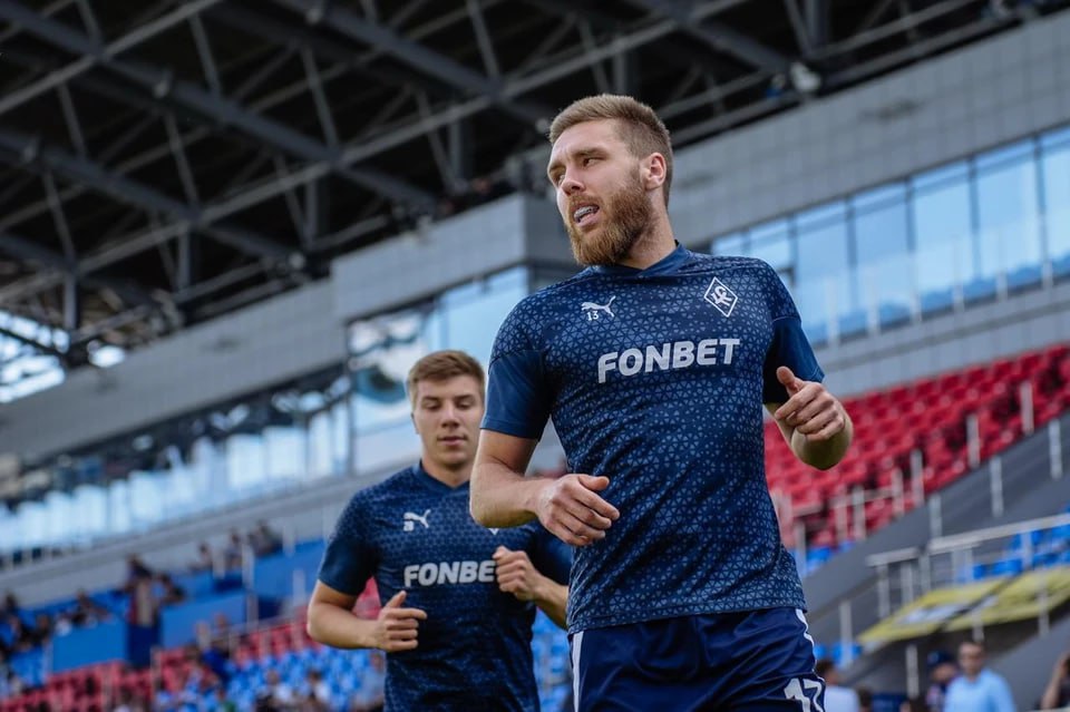 Нападающий «Крыльев Советов» Иван Сергеев может перейти в «Спартак» Об этом сообщает журналист и инсайдер Иван Карпов. По его словам, спартаковцы перебили предложение столичного «Динамо». - Красно-белые предложили «Крыльям» 400 млн рублей за трансфер 30-летнего форварда, тогда как бело-голубые давали лишь 300 мультов, - сообщает инсайдер. Интерес «Спартака» к Сергееву также подтверждает автор тг-канала «Alexeev ньюс» Константин Алексеев. В прошедшем сезоне Иван Сергеев провел за «Крылья Советов» 25 матчей во всех турнирах, забил девять мячей и отдал две голевые передачи. Кроме «Динамо» и «Спартака» интерес к нападающему проявлял питерский «Зенит».