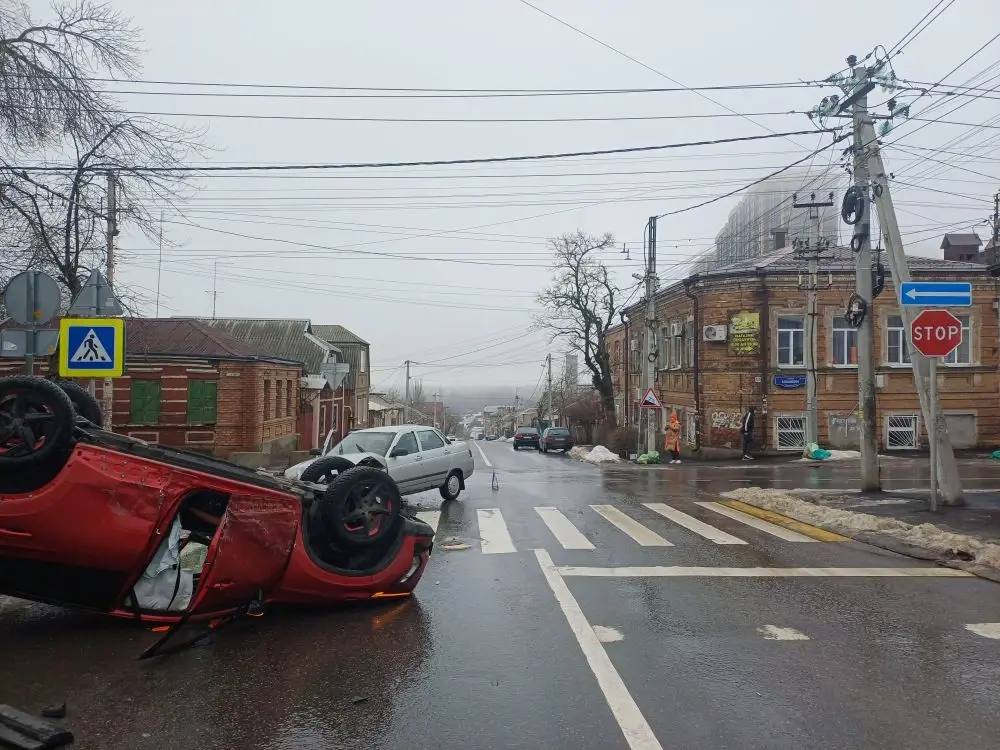 37 летний мужчина перевернулся на легковушке в Ростове Днём 15 февраля водитель ехал по 29 й линии в районе дома 70 на автомобиле Omoda Как сообщают в региональной Госавтоинспекции он не уступил дорогу десятке В результате ДТП китайское авто перевернулось на крышу Обе машины получили повреждения но водители не пострадали Фото региональной Госавтоинспекции новостиростова Подпишись на donnewsru