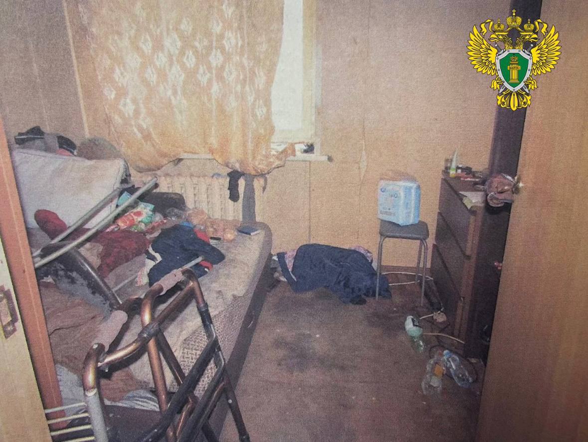 Прокуратура утвердила обвинительное заключение по уголовному делу о совершении убийства пенсионерки находящейся в беспомощном состоянии а также краже ее денежных средств Прокуратурой Архангельской области и Ненецкого автономного округа утверждено обвинительное заключение по уголовному делу в отношении ранее судимого без определенного места жительства уроженца г Северодвинска обвиняемого по п в ч 2 ст 105 п в ч 2 ст 158 УК РФ убийство человека заведомо для виновного находящегося в беспомощном состоянии кража совершенная с причинением значительного ущерба Установлено что в июле 2025 года обвиняемый находясь в квартире своей 56 летней знакомой с которой он совместно употреблял спиртное в ходе внезапно возникшего между ними конфликта воспользовавшись ее беспомощным состоянием связанным с имеющимся заболеванием из за которого потерпевшая лишена возможности самостоятельно обслуживать себя схватив за шею задушил ее После этого обвиняемый достоверно зная о получении потерпевшей пенсии похитил принадлежащие ей денежные средства в размере 15 тыс рублей причинив значительный материальный ущерб Вину совершении инкриминируемых преступлений уроженец г Северодвинска признал в полном объеме Санкция самого тяжкого преступления п в ч 2 ст 105 УК РФ предусматривает наказание вплоть до пожизненного лишения свободы Уголовное дело направлено в Архангельский областной суд для рассмотрения по существу