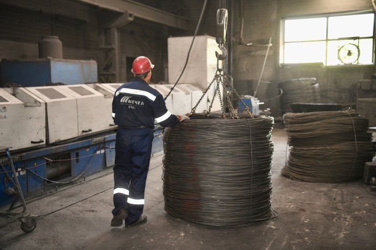 Жители карельского поселка бьют тревогу из за закрытия метизного завода В карельском поселке Вяртсиля с 1 февраля будущего года приостанавливает свою работу единственное градообразующее предприятие Вяртсильский метизный завод 146 человек которые трудятся там на сегодняшний день останутся не у дел Жители написали письмо президенту России и главе Карелии В прошлом году в Вяртсиля побывал глава Карелии Артур Парфенчиков Ему сообщили что метизный завод выпустил 54 4 тысячи тонн стальной проволоки разных видов что на три процента больше чем год назад rgsevzap