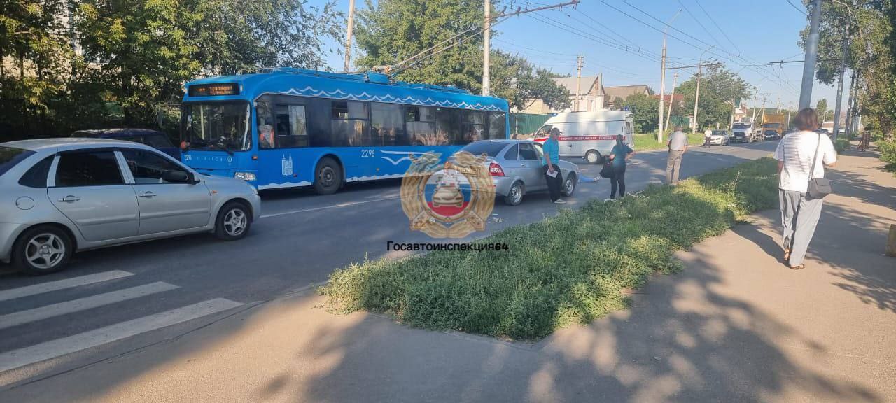 В Саратове полицейские устанавливают обстоятельства ДТП, в котором погиб пешеход  #ТрагедияНаДороге   По предварительной информации, сегодня около 06:10 напротив д. 1 на ул. Чайковского мужчина 1957 года рождения, управляя автомобилем "Лада Приора", допустил наезд на пешехода -  женщину 1981 года рождения.  В результате ДТП пешеход погибла.    В настоящее время проводится проверка, на месте работают сотрудники Госавтоинспекции, выясняют все обстоятельства произошедшего.