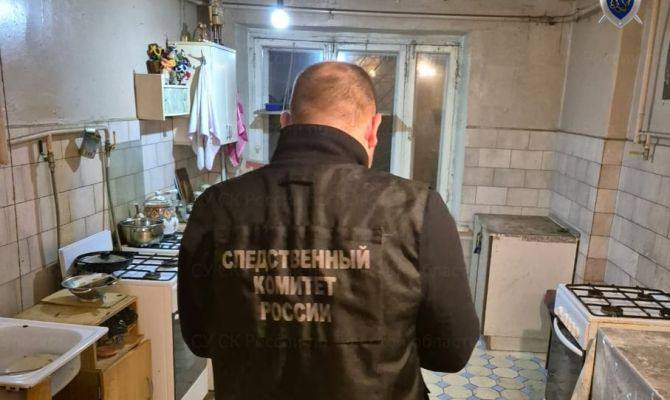 В Алексине казах пытался заживо сжечь свою соседку  По версии следствия, в ночь с 31 ноября на 1 декабря фигурант дела сидел на кухне общежития на улице Строителей вместе со своей соседкой. Между ними завязалась ссора.  Какие-то слова женщины так не понравились злоумышленнику, что он ударил соседку и оттолкнул. Она ударилась об стены. Мужчина ушел и вернулся канистрой бензина. Фигурант дела облил бензином входную дверь в комнату девушки и поджег. К счастью, пожар удалось вовремя потушить. Никто не пострадал.  Сейчас злоумышленника удалось задержать. Ему предъявили обвинение. В ближайшее время мужчине выберут меру пресечения. Сейчас правоохранители выясняют все обстоятельства случившегося.  Источник первый Тульский