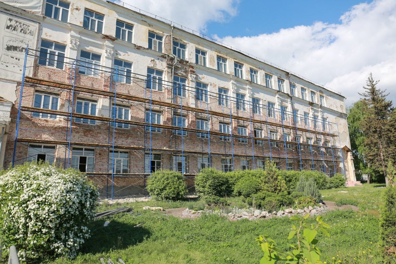 Старые стены новое содержание Бюджетные вложения в ремонт школ детских садов и колледжей растут По словам губернатора Александра Гусева в 2026 году объем финансирования составит 6 млрд рублей против 4 9 млрд в текущем Как отметил депутат Госдумы Евгений Ревенко инвестиции в размере 86 млн рублей позволили создать в Лисках на базе старого здания практически новый детский сад   facto ru glavnaya lenta novostej 2025 10 na 10 vyroslo chislo obyavleniy ob arende kvartir v voronezhe