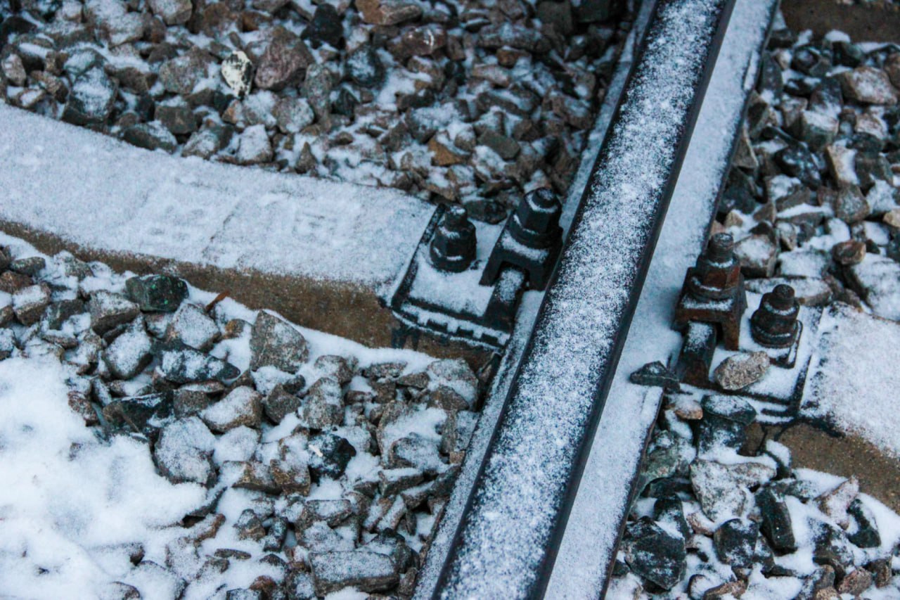 Тулячка шла на электричку поскользнулась и попала под грузовой поезд  В пятницу 6 февраля в Плавске под колеса грузового поезда попала 70 летняя женщина  Как нам стало известно пенсионерка шла на электричку чтобы поехать на работу в Тулу Однако когда переходила сами пути женщина поскользнулась и упала Встать быстро она не смогла тут то ее и сбил грузовой поезд  От столкновения женщину отбросило в сторону К сожалению она скончалась от полученных травм на месте Подписывайтесь в Telegram в MAX