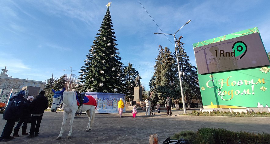 В Ростовской области не будет ни одного уличного праздника на Новый год    В программе мероприятий на Новый год 2025 в Ростовской области нет ни одного праздника на открытой площадке. Об этом рассказала глава минкульта Ростовской области Анна Дмитриева.    - В зимние праздники запланировано более 5 тысяч мероприятий. Они будут проходить в различных форматах, но все на закрытых площадках, - пояснила министр.    Главными центрами новогодних торжеств станут учреждения культуры. Все они уже прошли проверки по линии защиты от террористов и разного рода ЧС.    Таким образом, запрет на уличные мероприятия, который ввели летом 2024 года, останется в силе. Кроме того, писал 1rnd, в Ростовской области на Новый год сохранится и запрет пиротехники. За салюты и фейерверки будут штрафовать.       Предложи нам новость