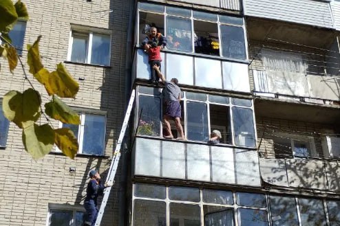 Новосибирец спас повисшего на балконе ребенка в Бердске В Бердске Новосибирской области местный житель Максим спас маленького мальчика от падения с четвертого этажа Об этом сообщило издание Бердск Онлайн 26 сентября Инцидент произошел по адресу улица Ленина 30 Ребёнка позвали друзья играть в мяч Мальчик решил спуститься к ребятам с балкона Однако малыш повис на карнизе и чуть не свалился с высоты четвертого этажа Забраться обратно ему не хватило сил Прохожие увидели висящего на балконе ребенка и стали кричать Зов о помощи услышал Максим Он залез на карниз и стал держать мальчика Мужчина удерживал ребенка на вытянутых руках пока к ним спешили спасатели Максим кричит спасателям быстрее у меня руки слабеют Спасатели развернули лестницу А также сломав дверь квартиры изнутри резко выдернули вверх мальчика Спасли сообщило издание