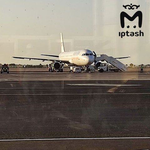 Казанцы не могут вылететь в Шарм-эш-Шейх с двух часов ночи из-за сломавшегося в Египте самолёта. По словам подписчиков, билеты брали у туроператора Fun Sun. Улететь должны были в 01:40, но к тому моменту борт он как раз на фото в Казань даже не отправили. Нет информации по нему и сейчас. Кто-то сидит на чемоданах в аэропорту, некоторые ждут ясности ещё дома. Пассажиры массово жалуются туроператору. Лишь спустя 10 часов задержки Fun Sun разослал людям месседж: всех пересадят на два лайнера. Первый улетит в 17:35, второй — в 19:40. Со слов подписчиков, им готовы компенсировать 4к за пропавшие сутки при стоимости тура 94к . И это только если кто-то из клиентов подаст претензию.