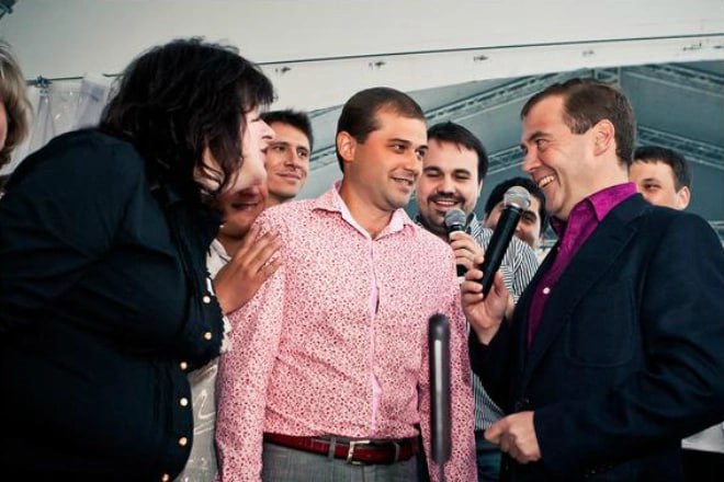 В Киеве сотрудник прокуратуры сбил насмерть женщину — она погибла. Местные СМИ утверждают, что по делу проходит сын бывшего украинского юмориста и резидента Comedy Club Андрея Молочного. Как сообщили в Генпрокуратуре Украины, накануне на Большой Васильковской улице главный специалист одного из отделов прокуратуры какого именно, не уточняется сбил женщину в пешеходной зоне. Пострадавшая погибла на месте, сотрудник прокуратуры скрылся с места преступления. Позже его задержали и отправили под стражу. Подозреваемым оказался некто Андрей Андреевич Молочный. Украинские СМИ утверждают, что задержанный приходится сыном украинскому комику Андрею Молочному. Раньше он выступал с другим юмористом, Антоном Лирником иноагент , в составе дуэта имени Чехова в Comedy Club. В 2014 году Молочный переехал в Россию и поддержал российскую власть. Напрямую о поддержке СВО он не высказывался, но в 2023 году выступал в защиту УПЦ в конфликте вокруг Киево-Печерской лавры.