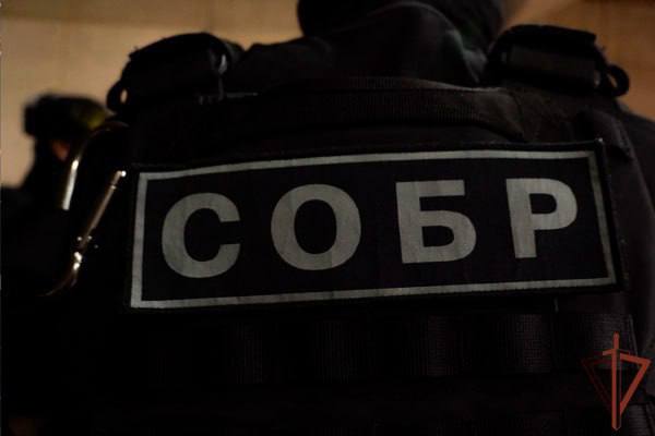 При силовой поддержке сотрудников СОБР «Агат» Управления Росгвардии по Пензенской области задержан мужчина, подозреваемый в незаконном приобретении, хранении, изготовлении и сбыте оружия и боеприпасов В период с января 2018 года по апрель 2025 года задержанный самодельным способом переделал в боевые охолощённый пистолет-пулемёт «Витязь» и макет массогабаритного автомата Калашникова. Также на токарном станке мужчина изготовил приборы для бесшумной стрельбы. Возбуждено уголовное дело.