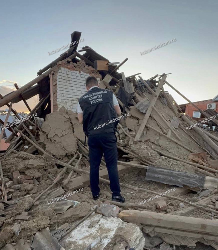 Следователи начали доследственную проверку после взрыва газа в частном доме в станице Северской   Сейчас следователи проводят осмотр места происшествия а также выполняются иные необходимые проверочные мероприятия направленные на установление всех обстоятельств произошедшего В региональном СК сообщили что назначено проведение комплексной пожарно взрывотехнической и судебно медицинской экспертиз По результатам проверки будет принято процессуальное решение происшествия Телеканал Краснодар в MAX Написать нам