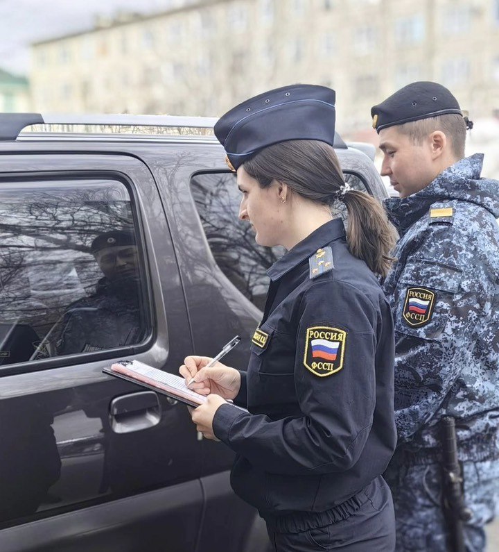 На Сахалине осуждённая за взятки преподавательница заплатила миллионный штраф Сахалинские судебные приставы взыскали 1 млн рублей штрафа с бывшей преподавательницы вуза, осуждённой за 36 эпизодов получения взяток. Суд назначил ей условный срок — 6 лет и запрет на преподавание на 3,5 года. После ограничения на выезд за границу женщина оперативно погасила всю сумму, избежав жёстких мер взыскания. Источник: ГМУ ФССП России #Местное Прислать новость Буст