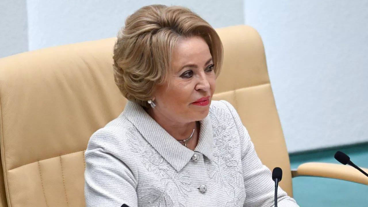 Матвиенко предложила обязать не работающих трудоспособных россиян платить за ОМС чтобы снизить нагрузку на бюджет Председатель Совфеда считает что любой здоровый человек сможет заплатить 45 тысяч рублей в год