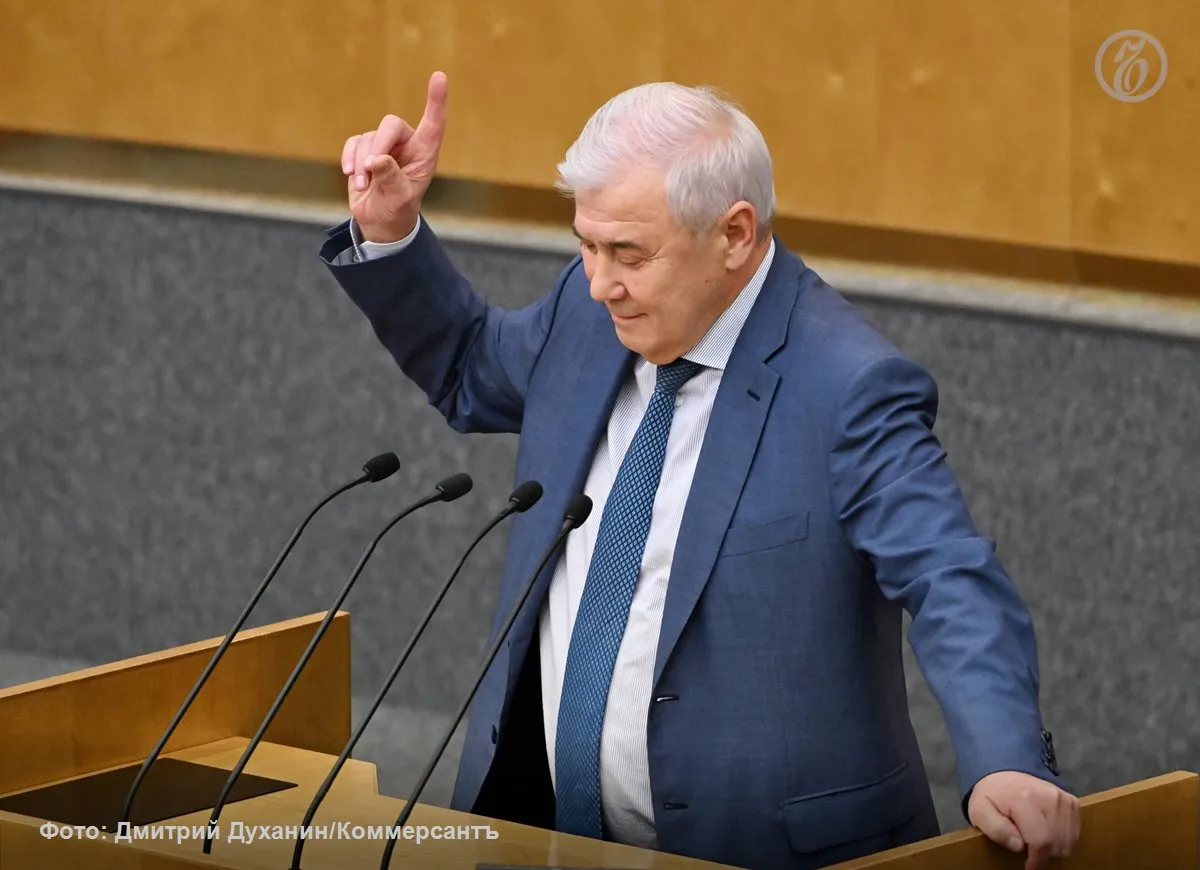 В Госдуме подготовили поправки по реформе надзора за деятельностью инсайдеров с ними ознакомился Ъ Законодатели изменили сроки по которым эмитенты смогут раскрывать информацию о сделках совершаемых инсайдерами В поправках также указывается в каких случаях публикация не обязательна а также уточняется ответственность эмитентов за раскрытие неверной информации Законопроект планируют принять в окончательной редакции в мае июне сообщил Ъ председатель комитета Госдумы по финансовому рынку Анатолий Аксаков Ъузнал