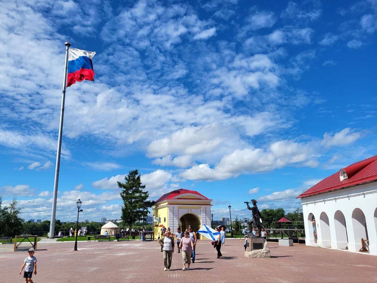 Началась подготовка к празднованию 400 летия Омска Об этом рассказал губернатор Омской области Виталий Хоценко в своем ежегодном послании к Законодательному собранию Решение отметить торжество с размахом поддержал президент России Владимир Путин Сейчас ожидается принятие соответствующего указа Одним из первых событий станет проведение в 2028 году Всероссийского краеведческого форума Напомним что недавно министр культуры Омской области Юрий Трофимов заявил что согласно данным Центрального государственного архива Москвы поселение ставшее основой современного Омска появилось на стрелке Оми и Иртыша еще в 1628 году задолго до строительства первой Омской крепости До этого считалось что наш город возник в 1716 по указу Петра I Фото omsk putevoditel