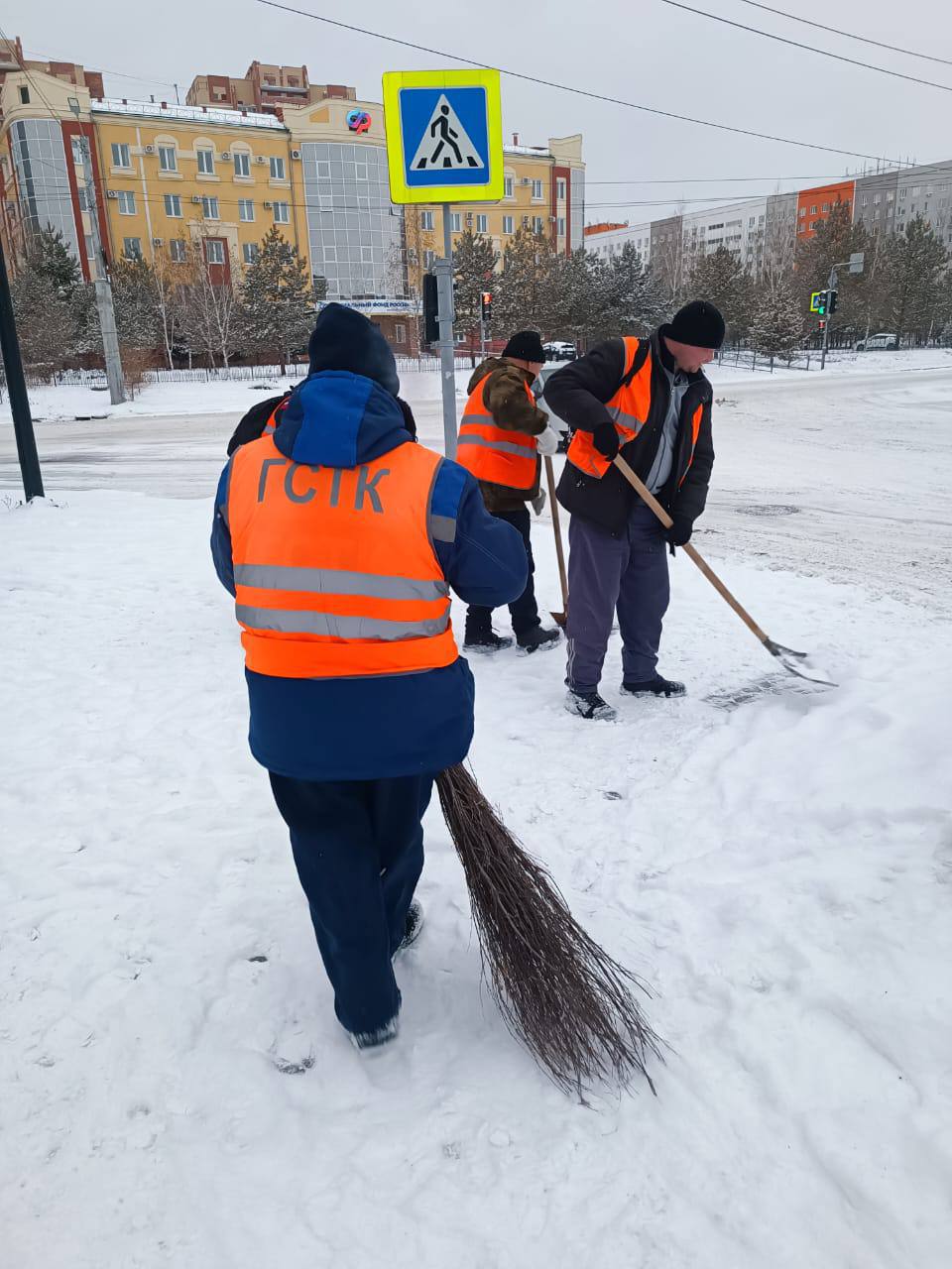 В дневную смену рабочие ГСТК подсыпали дороги противогололедным материалом, заметали автобусные и подходы к пешеходным переходам, очищали от наледи тротуары и проезжую часть.   Коммунальщики трудились на Горького, Ленина, Василенко, Мухина, Новотроицком и Игнатьевском шоссе, Театральной, Институтской, Воронкова, Кантемирова, в селе Белогорье и в Астрахановке, в Моховой Пади, на маршруте 3. Работы продолжат и ночью.