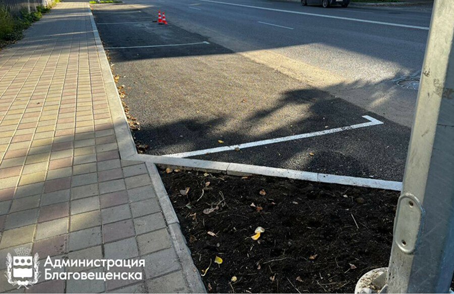 Парковок в Благовещенске становится все больше Какие улицы в планах мэрии В этом году в областном центре появятся новые парковки для автолюбителей Сейчас завершилось обустройство одной из них на Калинина 31 Как сообщили в мэрии кроме нового заездного кармана на Калинина сделают ещё одну общественную парковку на Новотроицком шоссе вдоль парка Дружбы Она рассчитана почти на 60 мест четыре из которых предназначены для маломобильных автомобилистов Срок окончания работ по контракту 30 сентября 2026 года Будет отремонтирована стоянка в районе приёмного покоя областной больницы на Василенко Работы планируют завершить к 30 сентября Также в планах городской администрации заключение контракта на обустройство парковки на улице Зейской от Пионерской до Шевченко Этот участок станет следующим этапом в расширении парковочной карты Благовещенска сообщили в мэрии Подписывайтесь на Amur life