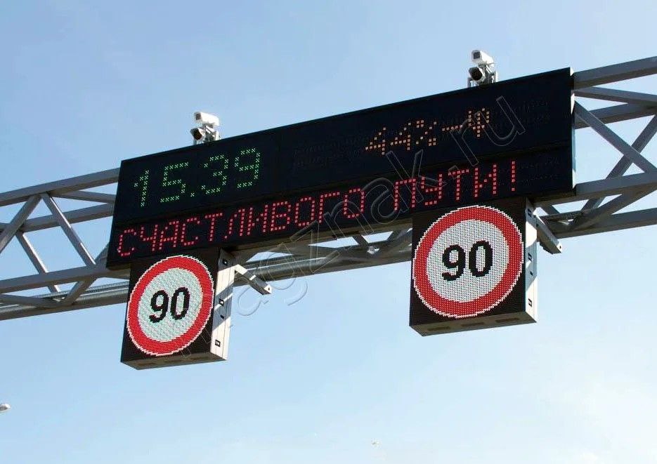 Московские власти установят вдоль дорог 140 новых информационных табло на которые будут выводить данные об изменении погоды информацию о свободных парковках и альтернативных маршрутах проезда Соответствующий тендер в рамках которого планируется закупить оборудование объявил Центр организации дорожного движения ЦОДД Москвы Эксперты обращают внимание на то что навигаторы во многих районах города не работают и водители вынуждены узнавать информацию о пробках и маршрутах проезда через дорожные табло PROtransport