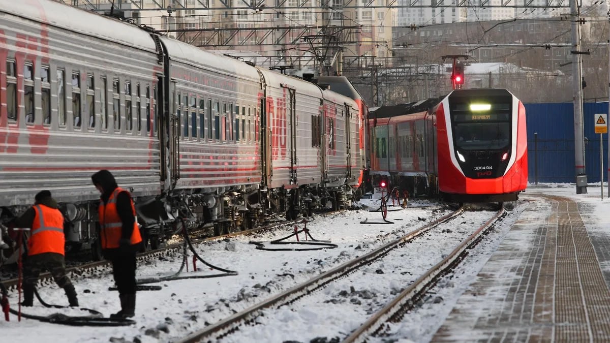 Группа компаний «Синара» испытает скоростной электропоезд «Финист» на участке Москва — Нижний Новгород  Специалисты оценят прочность его несущих конструкций и динамические качества при движении на скорости до 160 км/ч. Завершить испытания планируется до конца апреля.  Фото: Марина Молдавская, Коммерсантъ    Подписывайтесь на «Ъ-Приволжье» Оставляйте «бусты»