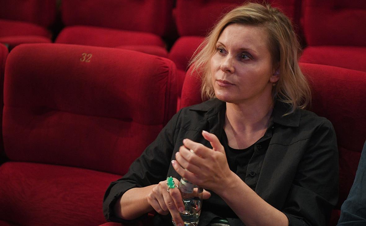 Иноагента Яну Троянову заочно приговорили к 8 годам колонии общего режима Уголовное дело рассматривалось в отсутствии подсудимой находящейся в розыске 52 летняя актриса обвиняется в разжигании ненависти и вражды Ей также инкриминируют публичное унижение достоинства группы лиц по признаку национальности Установлено что в июне 2024 года Троянова находясь за пределами России сделала публичное заявление в одном из интервью Оно содержало высказывание выражающее и формирующее враждебное отношение к русским Кроме того с апреля по сентябрь этого года актриса дважды привлекалась за умышленное нарушение порядка деятельности иностранного агента Суд лишил её права заниматься администрированием сайтов и каналов сроком на четыре года Троянова внесена в России в список иноагентов также она находится в перечне террористов и экстремистов Подписаться на Говорит Москва Telegram VK MAX