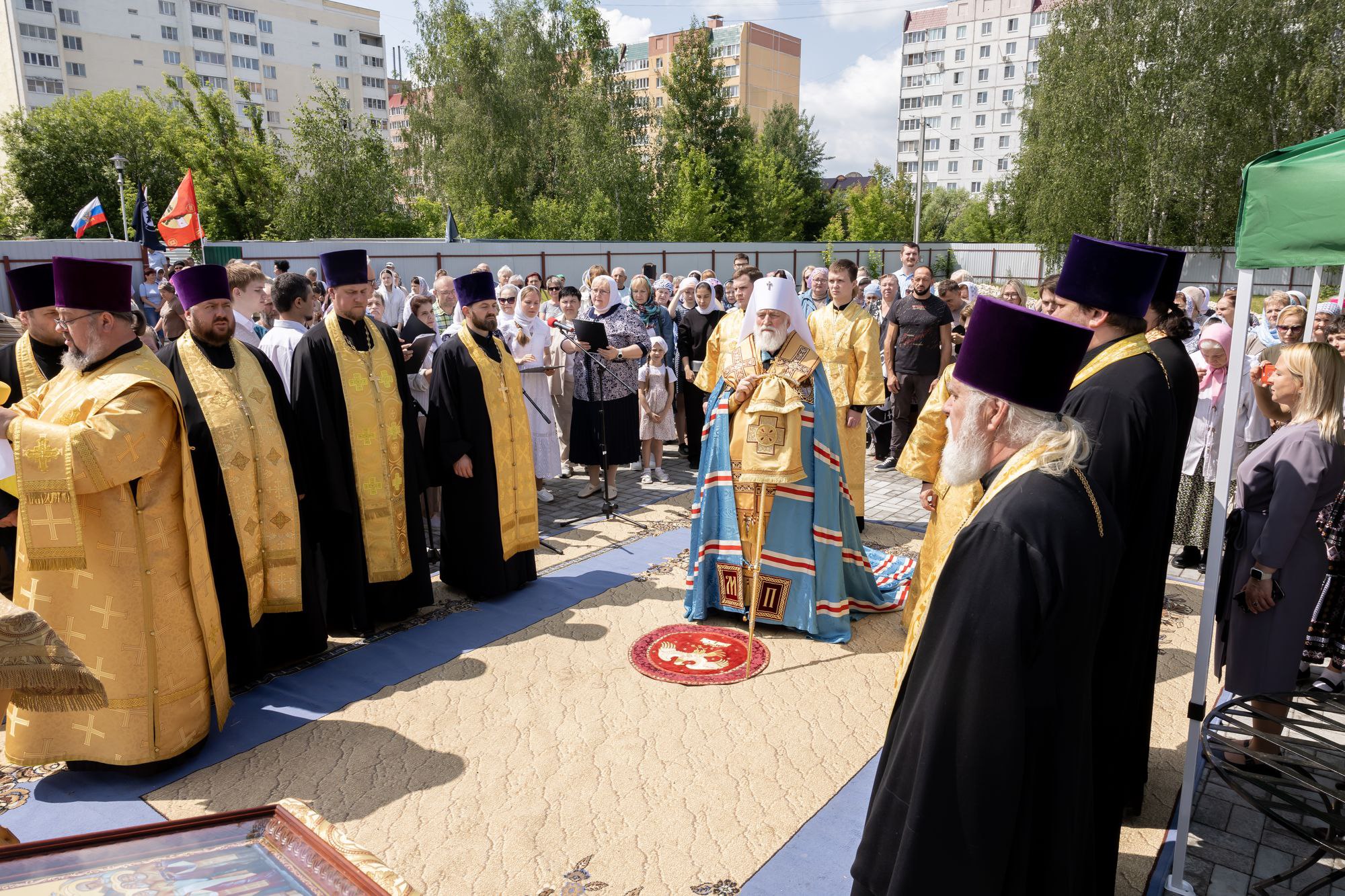 Освящение земельного участка и закладного камня для строящегося храма святителя Тихона, Патриарха Московского, в городе Луховицы 16 июня 2025 года митрополит Крутицкий и Коломенский Павел совершил молебен перед началом строительства и освятил закладной камень в основание строящегося храма в честь святителя Тихона, Патриарха Московского, в память о воинах-защитниках Отечества и участниках Специальной Военной Операции, в городе Луховицы. Его Высокопреосвященству сослужили: секретарь Коломенского епархиального управления иерей Андрей Згонников, благочинный 1-го Луховицкого округа иерей Александр Скабелин и благочинный 2-го Луховицкого округа иерей Владимир Келин, благочинный Жуковского благочиннического округа иерей Димитрий Денисов и духовенство 1-го Луховицкого благочиния. За богослужением молились: представители администрации главы муниципального округа Луховицы; председатель Совета депутатов муниципального округа Луховицы Воронин Геннадий Львович и депутаты Совета, а также прихожане храмов города Луховицы. Богослужебные песнопения исполнил хор Христорождественского храма города Луховицы под управлением Крюковой Светланы Валентиновны. Перед молебном митрополит Павел обратился к молящимся с архипастырским словом. По окончании молебна верующим были вручены иконки святителя Тихона, Патриарха Московского.