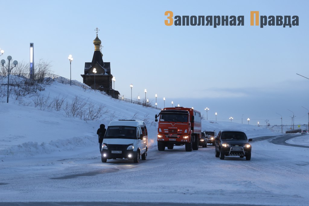 В Норильске построят базу для обслуживания спецтехники с отоплением от майнинговой фермы  К 2027 году в Норильске появится сервисный объект для специализированных машин. Обогрев комплекса будет осуществляться за счёт тепла от майнинговой установки. Строительством займётся резидент АЗРФ, компания «Инженерно-Технический Центр». Компания построит гараж для спецтехники, трансформаторную подстанцию, приобретёт фронтальный погрузчик и оборудование для фермы, сообщают в Корпорации развития Енисейской Сибири.  Прибыль от функционирования базы покроет расходы на электричество. По соглашению с Корпорацией развития Дальнего Востока и Арктики  КРДВ  новый резидент Арктической зоны РФ  АЗРФ  инвестирует в проект 33,2 млн рублей.  Подробности читайте на нашем сайте.   #зпнорильск #заполярнаяправда #газетанорильск #норильск #талнах #кайеркан #оганер #новостинорильска    ВКонтакте     Telegram