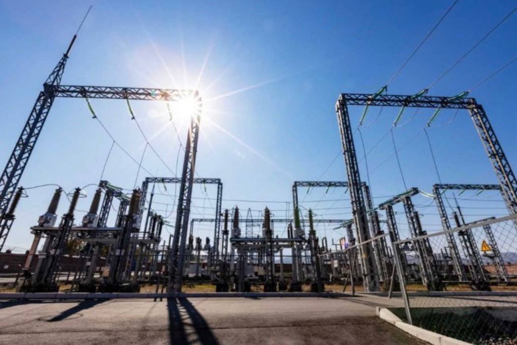 Энергетики на 1 8 млрд рублей улучшили платежную дисциплину жителей регионов СКФО Уровень сбора платежей за потребленную электроэнергию с населения регионов Северного Кавказа за девять месяцев 2025 года составил 87 Сумма поступивших денежных средств превысила 11 9 млрд рублей Это на 1 8 млрд рублей больше чем за аналогичный период прошлого года Однако несмотря на улучшение платежной дисциплины общий объем дебиторской задолженности абонентов физических лиц перед компанией Россети Северный Кавказ по состоянию на 1 октября 2025 года достиг 12 1 млрд рублей Самые большие недоплаты зафиксированы в Дагестане население этой республики задолжало энергокомпании шесть млрд рублей Задолженность жителей Ингушетии 3 5 млрд рублей Свыше 1 45 млрд рублей недоплатили жители Чечни В Северной Осетии долги населения составили 788 5 млн рублей в Кабардино Балкарии 230 3 млн а в Карачаево Черкесии 151 8 млн Фото ПАО Россети rgkuban