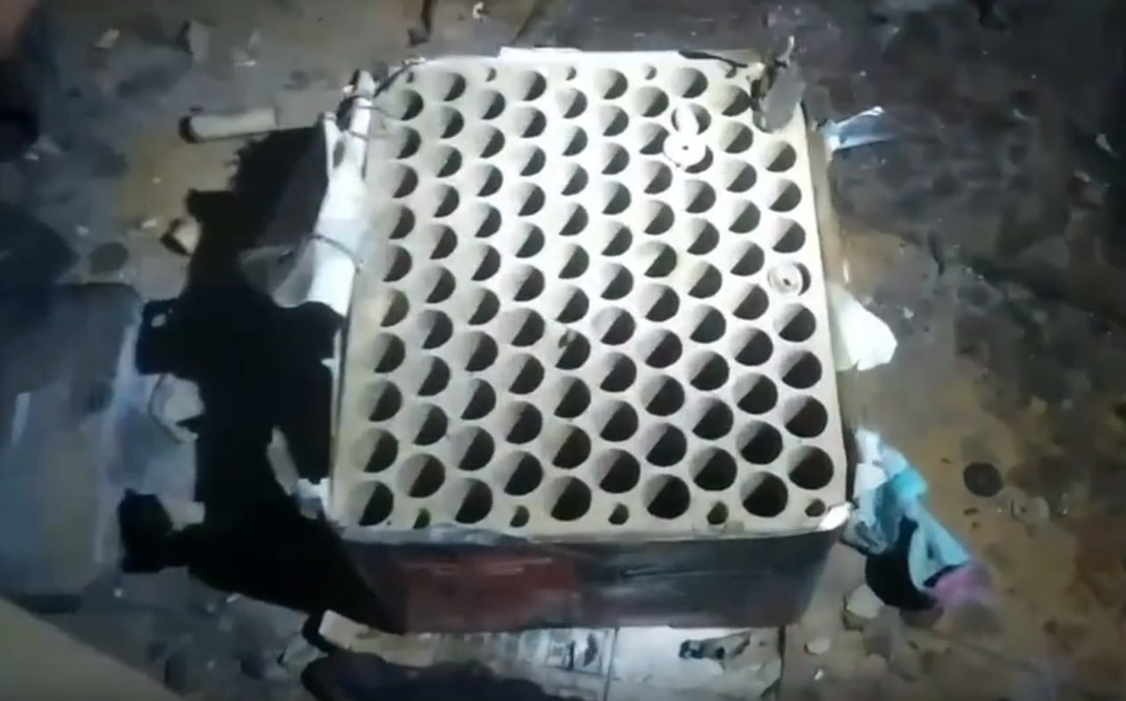 Глазовчанин зажёг фейерверк в квартире и устроил пожар Инцидент произошёл вечером 20 декабря в двухкомнатной квартире на 3 этаже пятиэтажного дома по улице Глинки в Глазове сообщает пресс служба ГУ МЧС России по Удмуртии Соседи услышали громкие хлопки за стеной а потом почувствовали запах гари Тогда они вызвали пожарных Выяснилось что 43 летний мужчина в своей гостиной поджёг фейерверк на 100 залпов На момент прибытия пожарных в квартире было плотное задымление и горела мебель Хозяин эвакуировался до прибытия спасателей Во время разведки огнеборцы нашли под кроватью кота который не подавал признаков жизни Спасатели вынесли животное на свежий воздух и попытались его реанимировать В итоге хвостатый задышал Фото МЧС Удмуртии