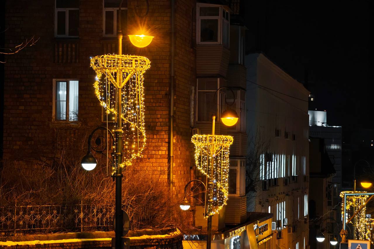 Владивосток украсят больше 800 объектов новогодней иллюминации Световые конструкции уже появились на Океанском проспекте Светланской Алеутской Уборевича Суханова и в переулке Павленко В скором времени праздничная иллюминация будет установлена и в других районах города Украшения представляют из себя светодиодныегирлянды люстры консольные фигуры в виде бокалов снежинок и ёлочек Подпишись vdk i tochka