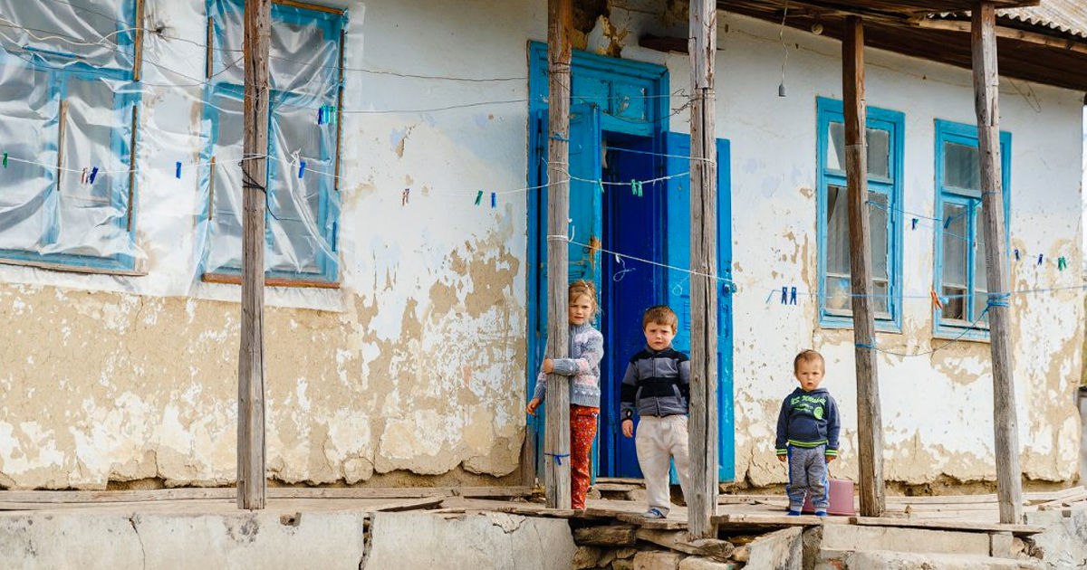 Каждый третий ребенок в Молдове живет в бедности Уровень абсолютной бедности среди детей вырос до 33 6 а крайняя бедность охватила 17 1 Такие данные за 2024 год приводит Национальное бюро статистики Особенно тяжело приходится сельским семьям где почти половина детей живут за чертой бедности тогда как в городах менее 19 говорится в отчете Бюро Наиболее уязвимы многодетные и неполные семьи где риск бедности превышает 50 Подпишись на primulinmd