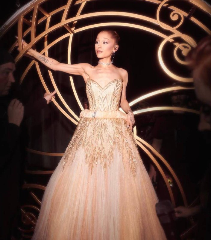 Ариана Гранде снимется в 13 м сезоне Американской истории ужасов Премьера состоится в 2026 году на следующий Хэллоуин Также в касте Сара Полсон Эван Питерс Анджела Бассетт Эмма Робертс и другие Ждем появления певицы veraafanasyeva