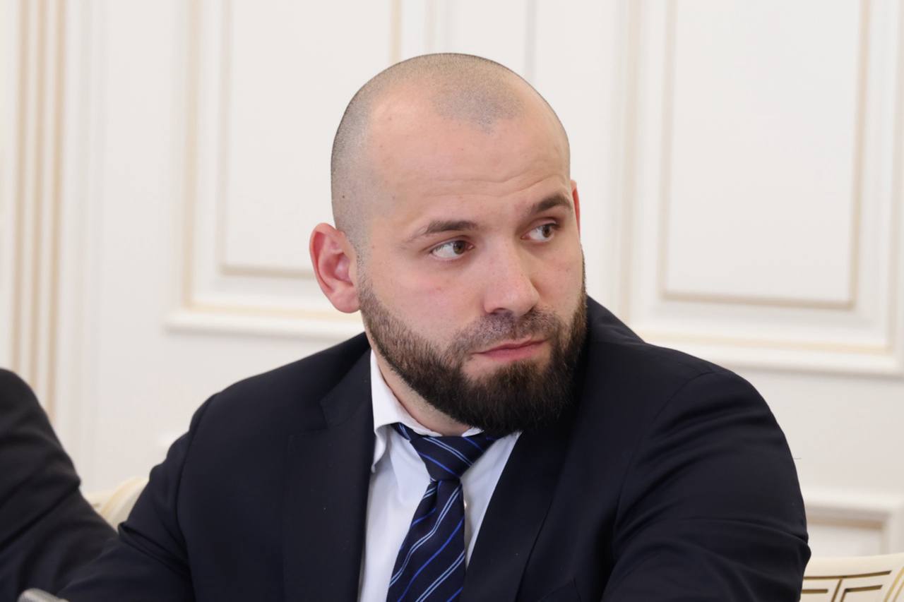 В Дагестане повышают безопасность туристических локаций. Руководитель Минтуризма Дагестана Эмин Мерданов на совещании по актуальным вопросам доложил главе республики о нескольких зафиксированных инцидентах, связанных с оказанием туристических услуг, и принимаемых в связи с ними мерах. Сергей Меликов потребовал максимально жестко реагировать на нарушения, связанные с незаконным использованием туристических объектов. В ближайшее время по его поручению будет проведена масштабная проверка туристических локаций: «Все муниципалитеты доложили о готовности к сезону, будем её проверять совместно с Роспотребнадзором. В первую очередь меня интересуют объекты пляжного отдыха: Каякентский район, Магарамкентский район, Дербент и другие. Выясним, какая комфортная среда создана на смотровых площадках Сулакского каньона, какова ситуация на Салтинском водопаде. Проверка должна быть организована в кратчайшие сроки».