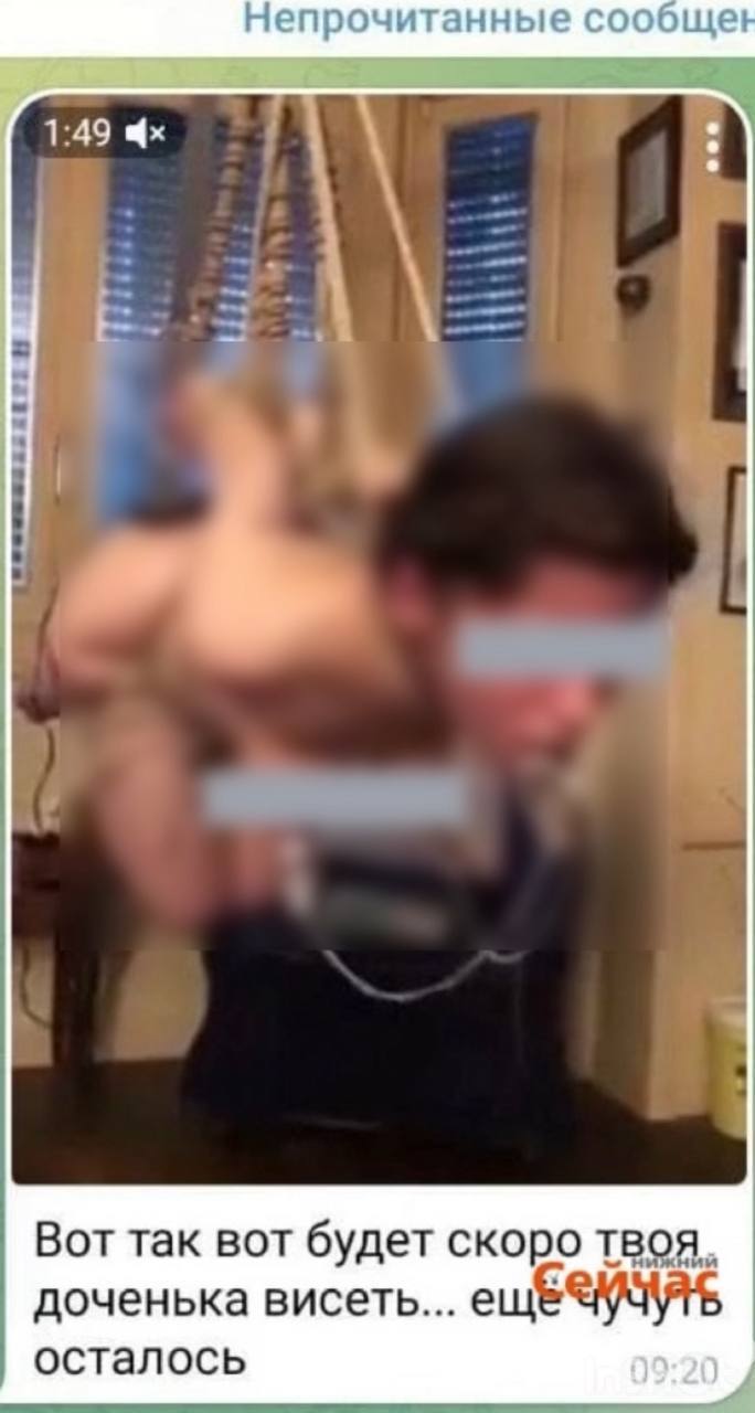 22-летнюю студентку из Кстовского района Варвару Панину взяли в рабство в Москве и угрожают убить  Девушка пропала более недели назад. Неизвестные связались с родителям девушки и требуют 2 млн рублей за её освобождение. Сообщения сопровождаются фото обнаженной нижегородки и видео, где та просит делать все, что говорят похитители.  Сначала мать Варвары подумала, что это обычный развод, но после фото поняла — всё серьёзно. Каждый день родители получают страшные сообщения: злоумышленники говорят, что заставляют Варвару вступать с ними в сексуальную связь и обещают отрезать ей конечности.  По одной из версий, пропажа студентки может быть связана с мошенниками. Аферисты заставили Варвару обманным путем произвести платеж на счет ВСУ, чтобы потом запугивать уголовным делом. После девушка исчезла, в последний раз камеры видели ее в Шереметьево.  Подпишись \ Предложи новость