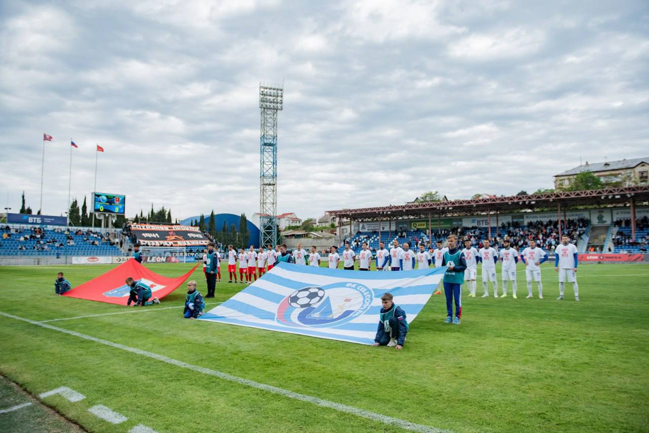 Футбольный клуб «Севастополь» сегодня одержал победу со счетом 1:0! Футбольный клуб «Севастополь» встретился на домашнем поле со спортивным клубом «Астрахань» в рамках 9-го тура LEON — Первенства России среди команд Второй лиги, «Дивизион Б». На 15 минуте счет открыл Станислав Рубан, мощно пробив под перекладину ворот гостей — 1:0. Несмотря на то, что с первых минут соперники старались играть в атакующий футбол, наша команда смогла забить и отстоять победный результат. Следующий матч состоится 17 мая на выездном матче в Ялте, наши футболисты встретятся на футбольном поле с ялтинским «Рубином».