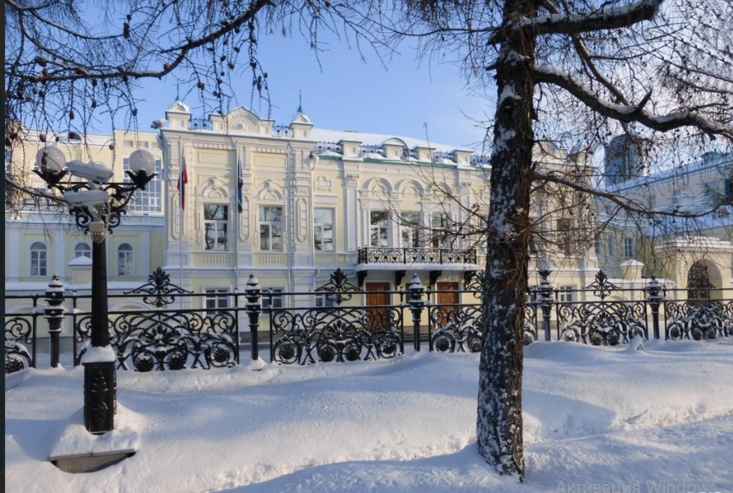 Особняк резиденции губернатора капитально отремонтируют Историко культурная экспертиза одобрила ремонт южного флигеля усадьбы купцов Тарасовых который находится на территории резиденции губернатора Сроки реставрации пока не называются По данным с сайта госзакупок в прошлом году власти заказывали проект на ремонт кровли за 544 тысячи рублей В сентябре 2025 года также объявлялся аукцион на текущий ремонт и замену паркета за 4 9 млн рублей Усадьба на Горького 21 была построена в начале XIX века заводским управителем Григорием Зотовым После него здание перешло купцам Тарасовым и стало известно как их усадьба В 1990 х ее заняли под губернаторскую резиденцию Фото Анна Кудрявцева 2ГИС Новости из Екатеринбурга