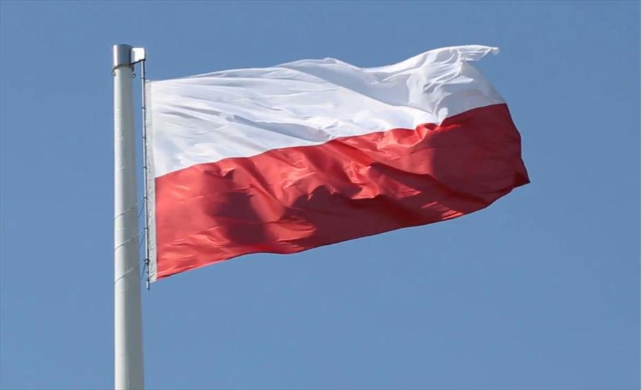 Польша столкнулась с рекордным сокращением населения за последние годы Польша столкнулась с заметным снижением численности населения – за последние пять лет численность сократилась на 700 тыс., а за десять лет – на 800 тыс. человек. За последние десять лет, по оценкам издания, Польша потеряла не менее 800 тыс. человек, а за последние пять лет – как минимум 700 тыс. человек. Согласно последним данным главного статистического управления, в настоящее время в Польше проживает менее 37,5 млн человек. За прошедший год население страны уменьшилось на 158 тыс., а с декабря – на 52 тыс. человек.