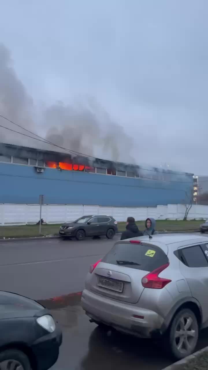 Пожар на складе в Северном Медведково: огонь охватил второй этаж