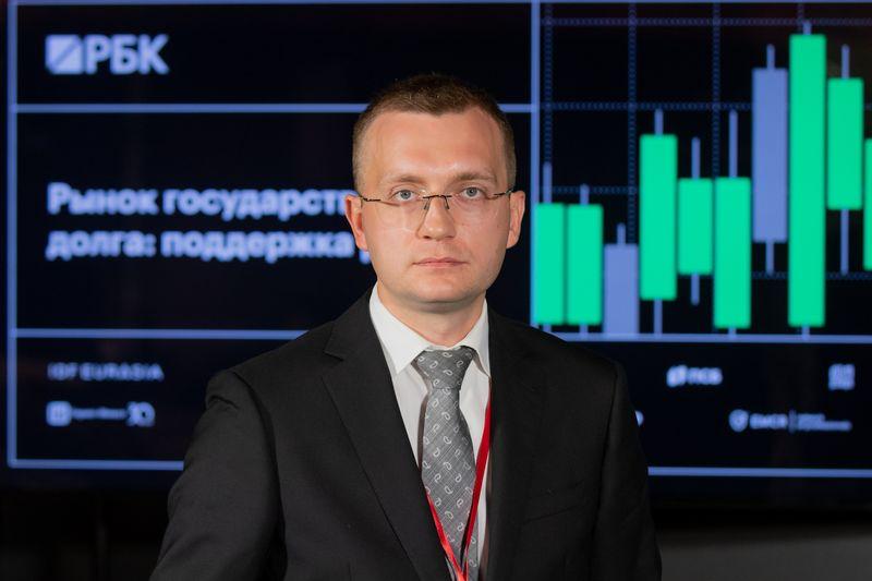 Минфин рассказал о своей стратегии на долговом рынке в 2026 году Директор департамента государственного долга и государственных финансовых активов Минфина России Денис Мамонов в интервью РБК Инвестициям раскрыл стратегию заимствований на 2026 год Основное про в 2  0  2  6    длинные ОФЗ с фиксированным купоном ОФЗ ПД в приоритете чтобы снизить риски роста расходов на обслуживание долга и избежать пиков платежей в будущем  флоатеры ОФЗ ПК Минфин продолжит снижать их долю в портфеле госдолга Цель 25 30 против 38 в конце 2025  линкеры ОФЗ ИН спроса нет поэтому выпусков не планируется Но если спрос появится Минфин готов  юаневые ОФЗ в планах достроить кривую Ключевые принципы Минфина  рыночный подход  предсказуемость  устойчивость долга Говоря о настроении департамента долга на начало года Мамонов отметил что он как и все в январе рассчитывает на то что идеальный план будет выполнен Нормальные январские настроения когда ты себе обещаешь что вот в этом году ты пойдешь в спортзал регулярно будешь размещать на аукционах плановые объемы оставишь в прошлом году весь дурацкий фастфуд всякие флоатеры и вот это вот все и будешь жить жизнь здорового человека на долговом рынке в том числе начал с шутки Денис Мамонов Подробнее о том как Минфин будет занимать в 2026 году на рынке долга   www rbc ru quote news article 696e22769a7947ecc60bd8f2 Подписаться на Сам ты инвестор